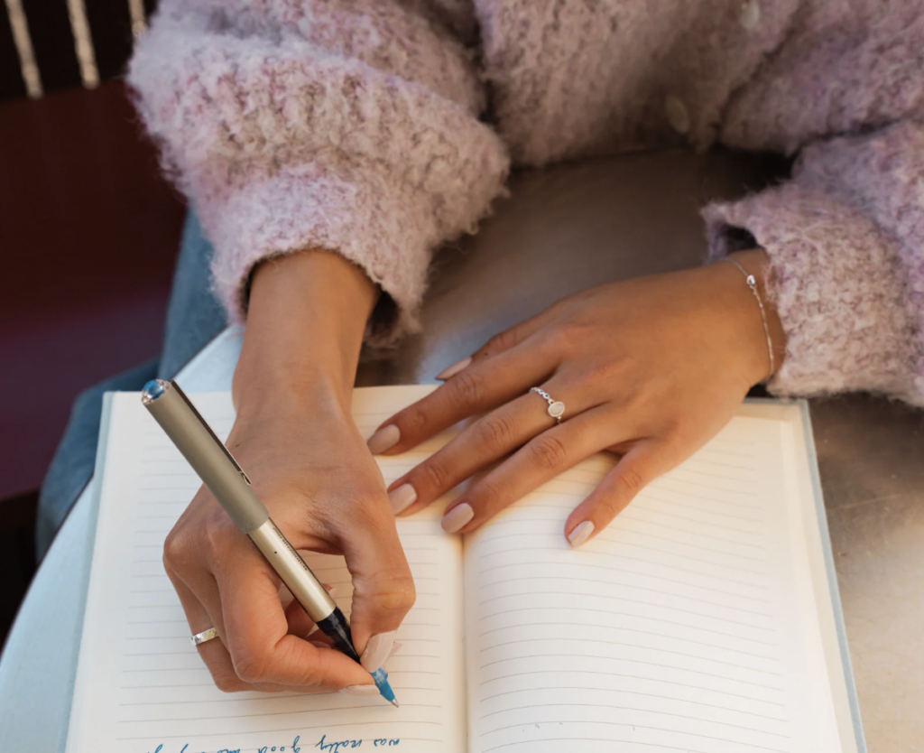 femme qui remplit un journal